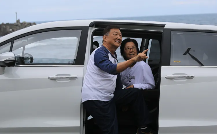 對於長輩來說，較低的底板相較於SUV休旅車上下車更輕鬆，大開口雙側滑門的設計，在旗艦車款上兩扇均為電動感應式。林浩昇攝