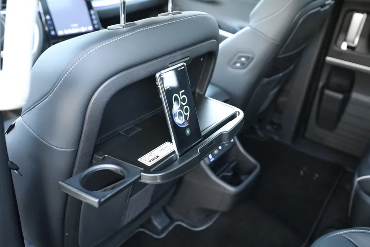 折疊式餐桌除了伸縮杯架，還特別加入了平板或手機固定溝槽。林浩昇攝