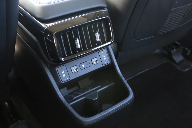 第二排座椅區域除了擁有前方中央專屬出風口，也配置了兩個USB插座，以及中排座椅加熱通風功能鍵。林浩昇攝