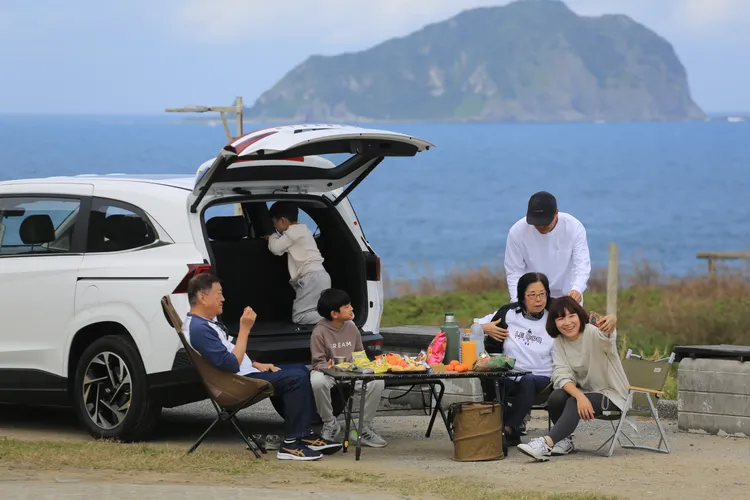 小張一家六口駕著Hyundai CUSTIN前往東北角風景區享受冬季暖陽，微風吹拂下的海水正藍，正是適合露營的好天氣。林浩昇攝