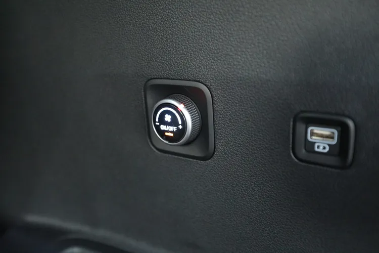 第三排座椅除了專屬空調出風口，也配置了獨立風量調整功能。林浩昇攝