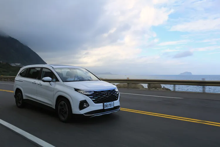 CUSTIN在全新平台技術奧援下，底盤碎震、噪音抑制表現均有中高水準演出，在山路上也能帶來更安穩的乘坐品質。林浩昇攝