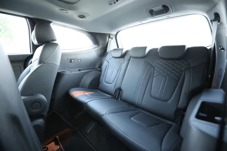 第三排座椅在3055mm的超大軸距基礎下，能讓約170公分的成人舒適乘坐。林浩昇攝