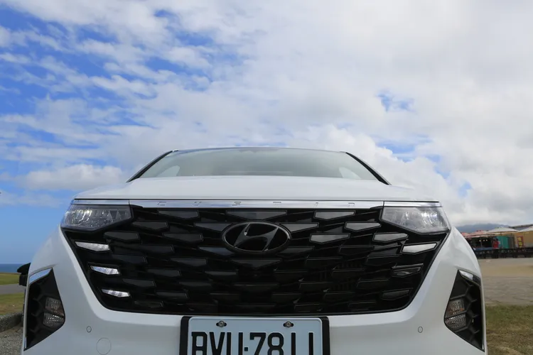 CUSTIN外型以大面積黑鑽幾何水箱罩融合銳利的LED頭燈，其中也應用了將日行燈隱藏在鑽石格紋中的手法，為整體形象帶來相當尊貴前衛的視覺。林浩昇攝