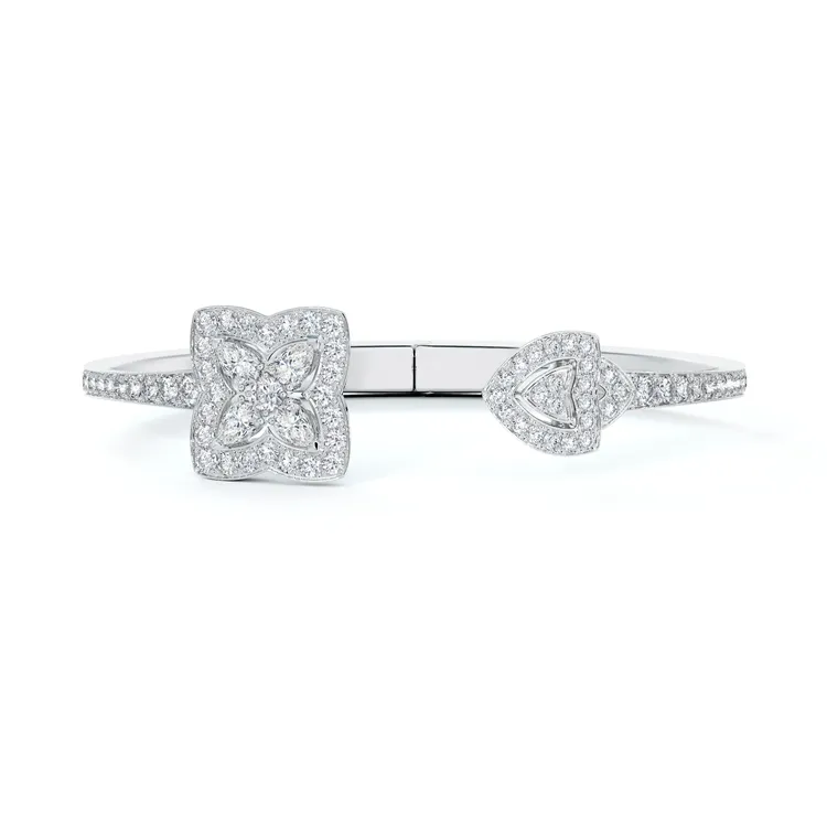 Enchanted Lotus 18K白金開放式鑽石手鐲，鑽石總重約2.52克拉，89萬5000元。品牌提供