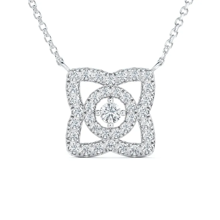 Enchanted Lotus 18K白金鑽石吊墜項鍊，蓮花圖案寬12mm，11萬7000元。品牌提供