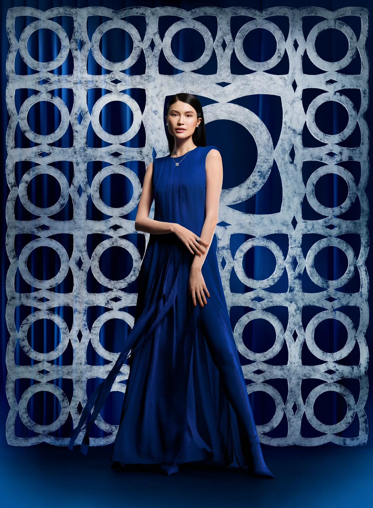 中國超模何穗拍攝De Beers 2024新春形象廣告。品牌提供