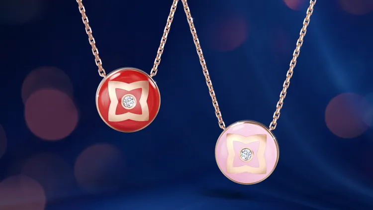 官網獨家販售的2款Enchanted Lotus彩色琺瑯圓牌吊墜項鍊。品牌提供
