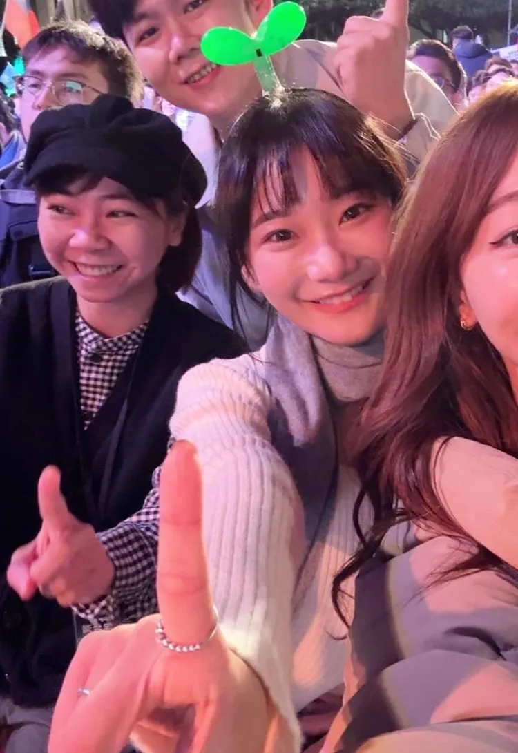 愛莉莎莎選前之夜戴著同款戒指。翻攝愛莉莎莎臉書