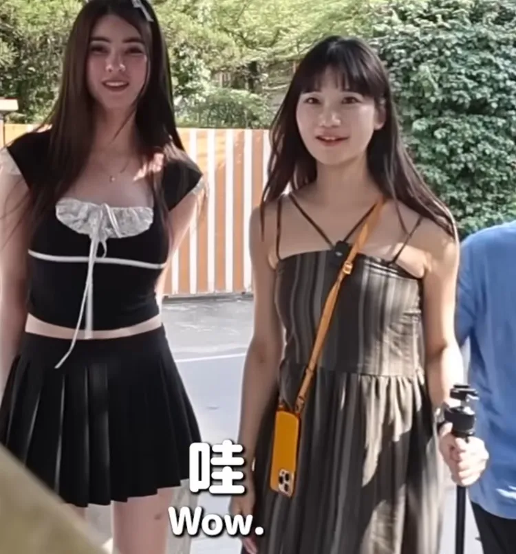 四叉貓翻出十天前的影片，比對同款手機殼和背帶，證明就是愛莉莎莎。翻攝愛莉莎莎影片