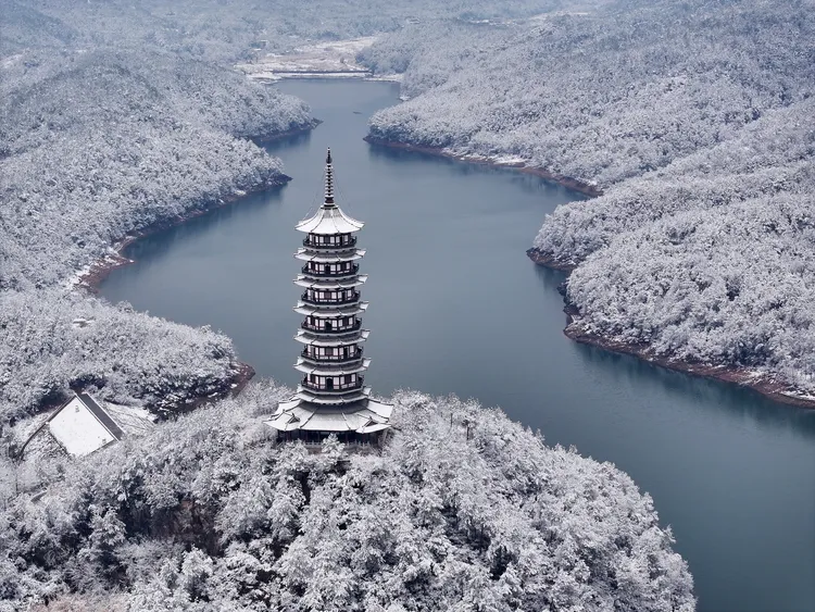 浙江省東陽市江北街道浪坑水庫邊上的群山22日被白雪覆蓋。新華社