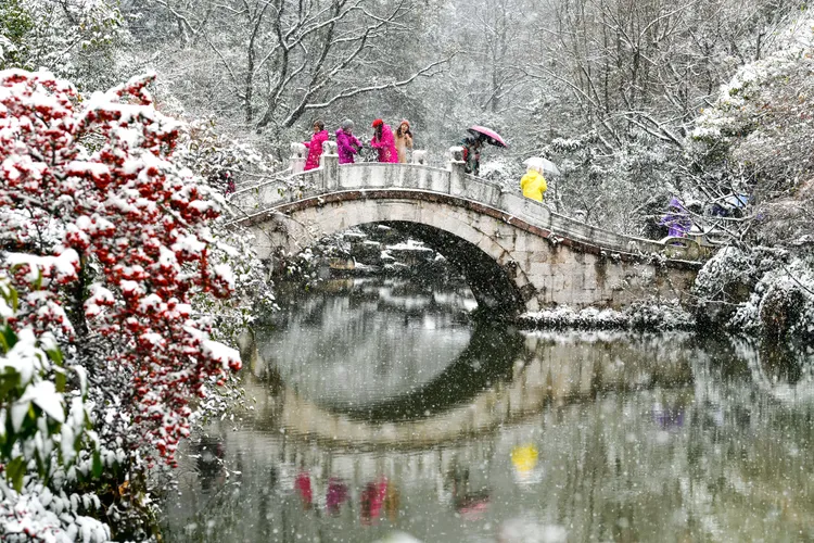 民眾22日在貴州省貴陽黔靈山公園賞雪。新華社