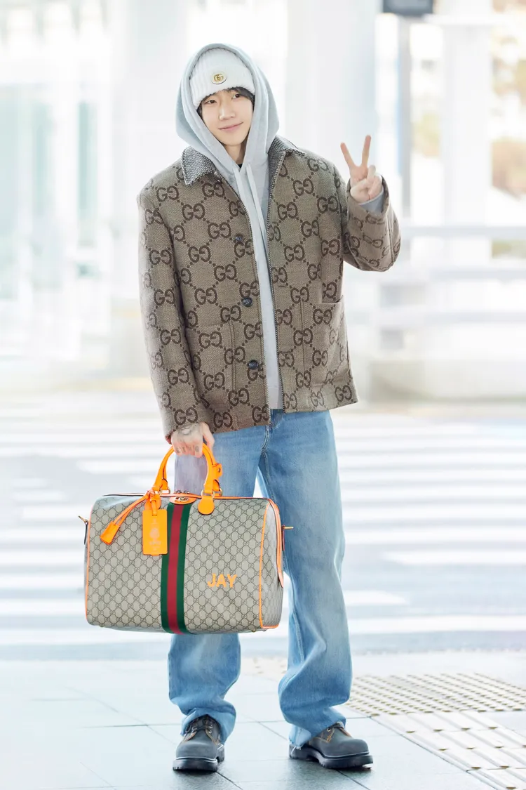 Jay Park手拎訂製款GG Supreme印花旅行袋，台灣預計4月上市，未定價。品牌提供