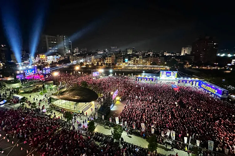決戰選前黃金周，國民黨今回防大票倉桃園，舉行「侯康桃園團結晚會」。林林攝