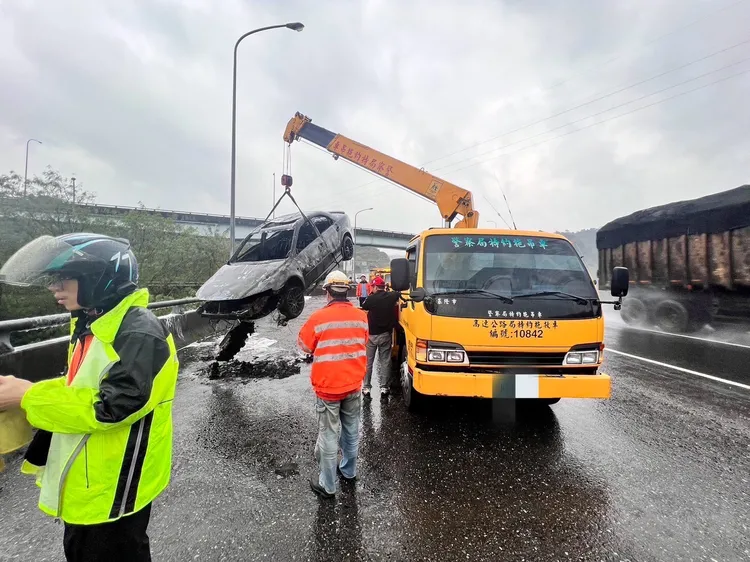 相關單位將現場事故排除。翻攝畫面