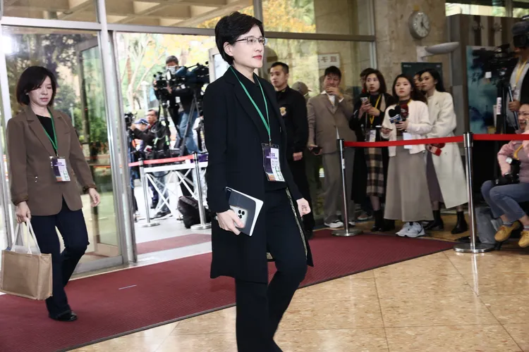 青平台董事長鄭麗君在蕭美琴抵達後也來到現場。彭欣偉攝