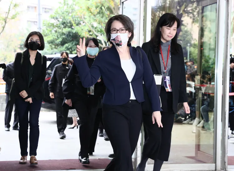 蕭美琴身著深藍西裝外套、戰貓口罩。彭欣偉攝