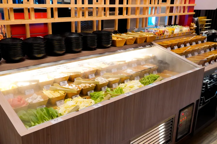 30種季節鮮蔬、手工鍋物、8種異國泡麵、19種佐料醬汁、新鮮雞蛋。馬辣提供