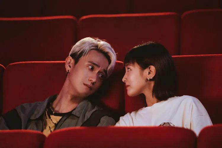 劉冠廷（左）當了10年臨演，女友王淨不斷給予鼓勵加油。八大提供