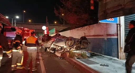 百萬小鋼砲自撞人行道花圃翻車180度　駕駛受困亡、3乘客幸運逃出