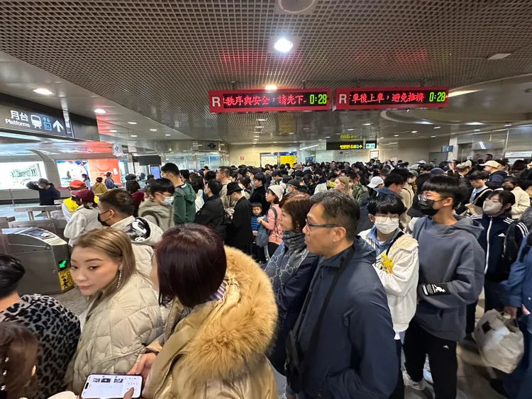 煙火後散場人潮。王良博攝