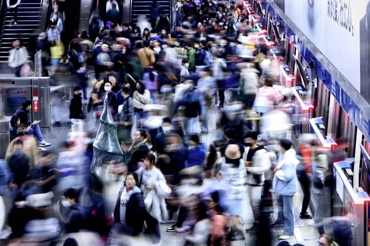 台北市府31日舉行跨年晚會活動，圖為市府捷運站人潮。林林攝