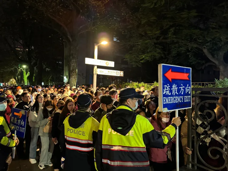 煙火施放後散場人潮。彭欣偉攝