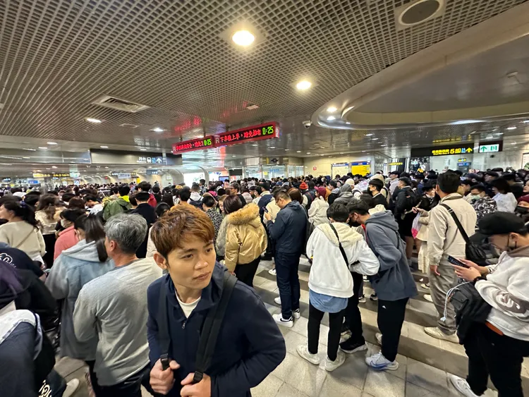 煙火施放後捷運人潮。王良博攝