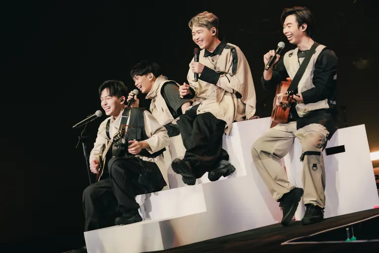 主唱雞丁與鼓手Look、吉他手阿哲、建廷4人化身闇黑影者。何樂音樂提供