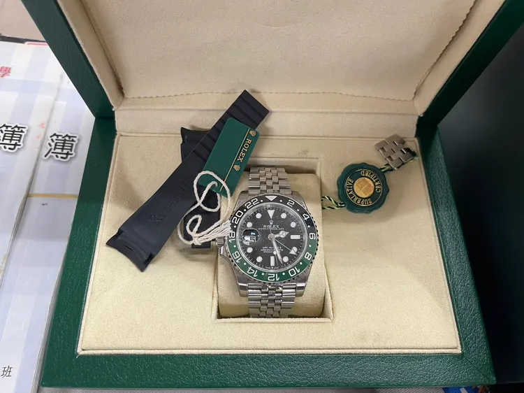 警方查扣勞力士名錶。翻攝畫面