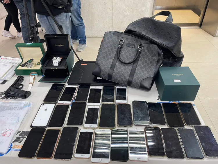 警方查扣手機、贓款購得的名牌。翻攝畫面