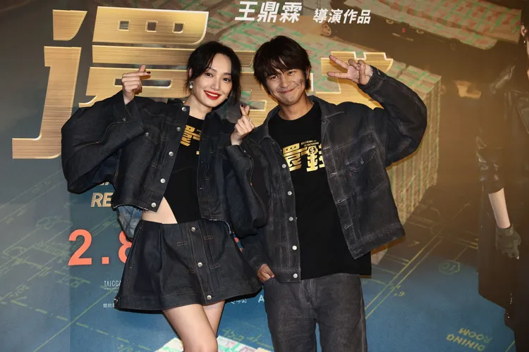 陳柏霖（右）被拱穿蔡思韵身上的高衩連身衣。彭欣偉攝