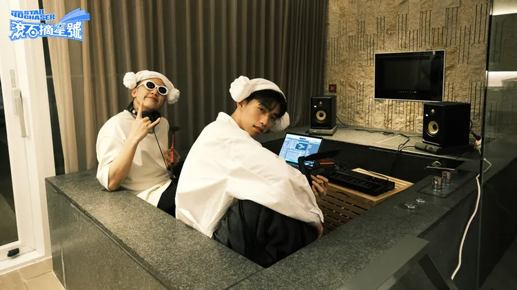 U：NUS團員高有翔（左起）、蔡承祐將浴缸打造成錄音室，畫面幽默有趣。滾石唱片提供