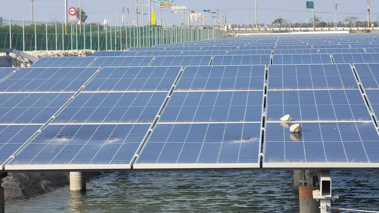 光電板遭亂石砸毀。讀者提供