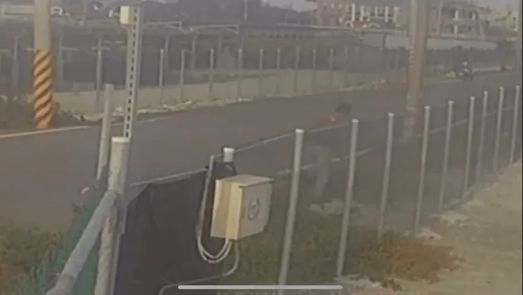 廖嫌犯後騎機車回屏東，經過台南北門又丟石頭砸毀光電板。讀者提供