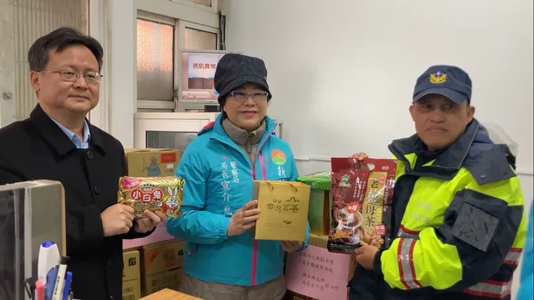 宣介慈致贈警員補給品。橫山警分局提供