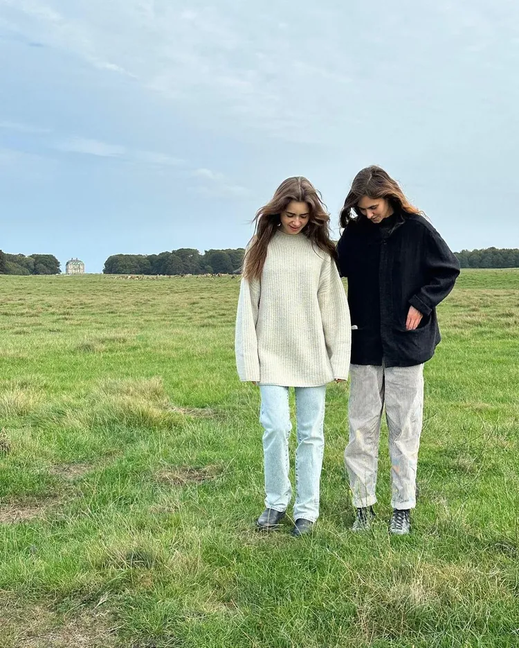 莉莉柯林斯（左）也曾穿著Zulu & Zephyr時裝系列。翻攝莉莉柯林斯G