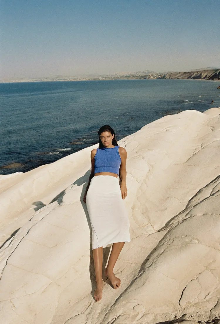 紫羅蘭針織背心5180元、長裙6680元。品牌提供