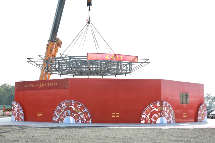 台南二大燈區正積極佈置中。市府提供