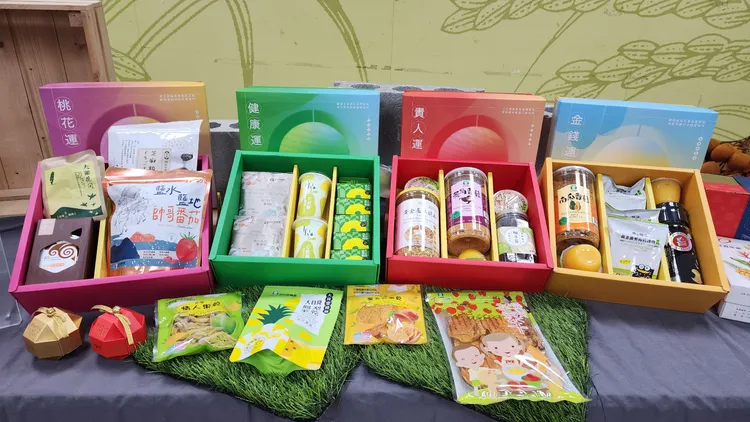 民眾可自選60大伴手禮組成健康運、貴人運、桃花運、金錢運等好運禮盒。農業局提供