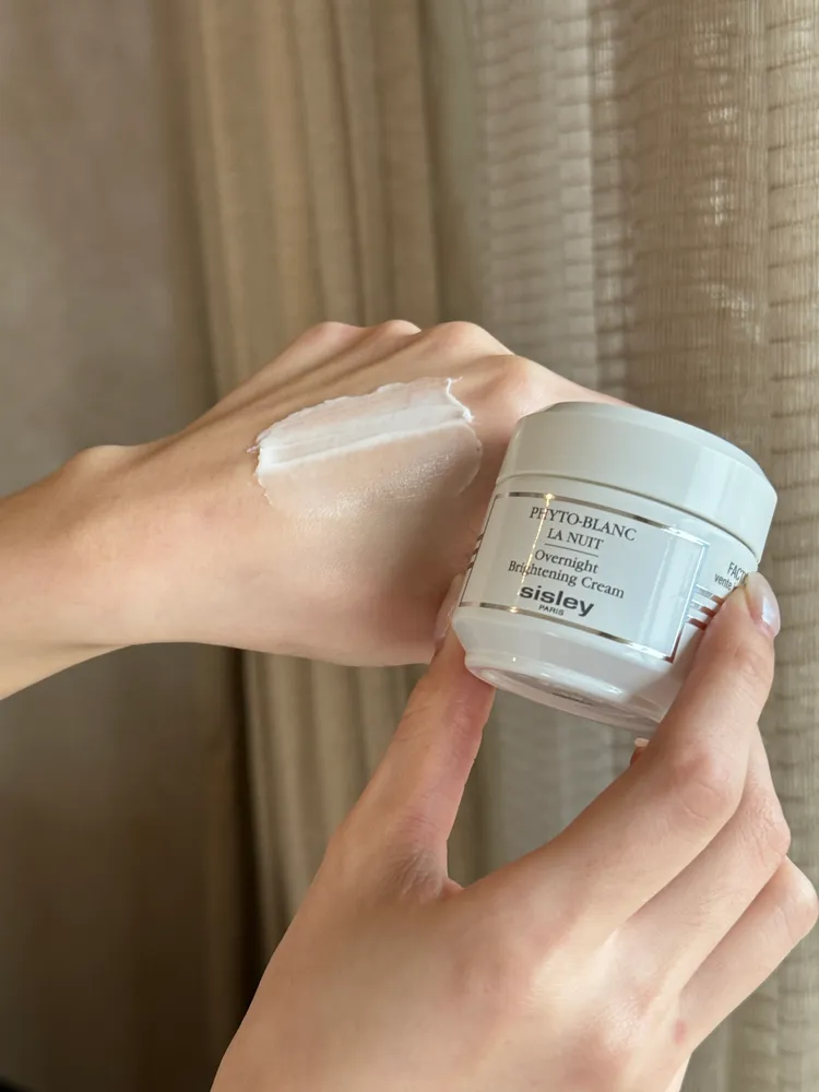 Sisley璀璨鑽白夜間水光晶凝露質地。張家玲攝