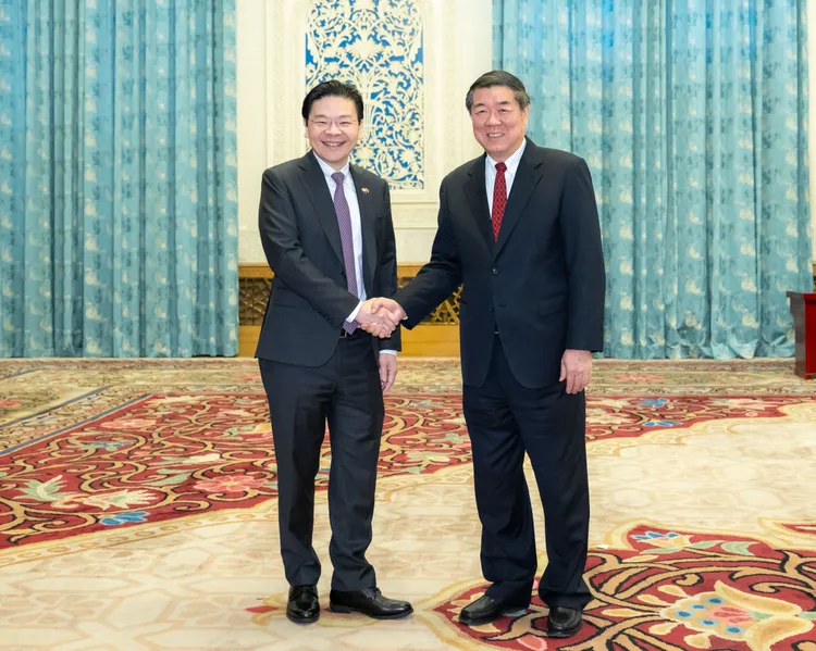 中共中央政治局委員、中央財辦主任何立峰（右），上月6日在北京會見新加坡副總理兼財政部長黃循財。新華社