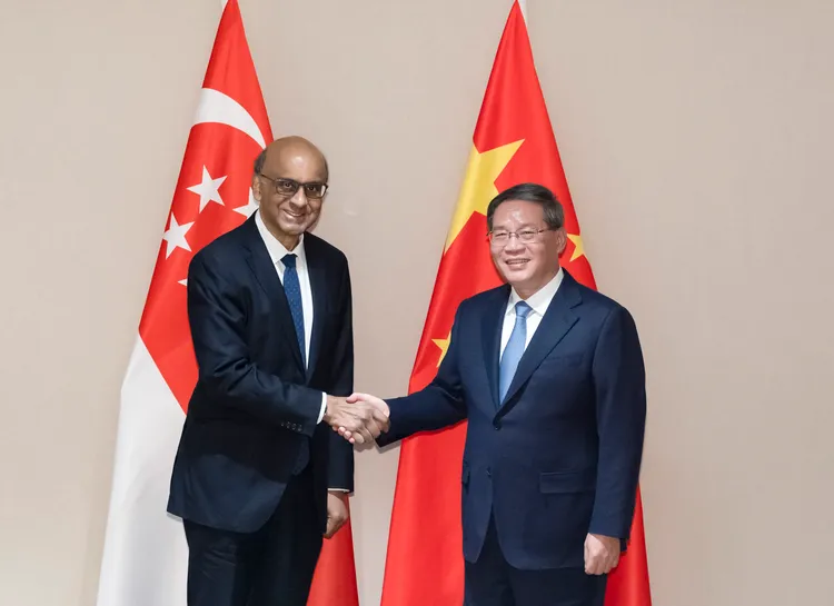 中國國務院總理李強（右）上周二（1/16）在瑞士達沃斯出席世界經濟論壇年會期間，與新加坡總統尚達曼會談。新華社