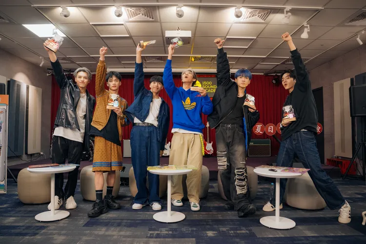 男團Ozone成員哲言（左起）、子翔、文廷、煥鈞、祖安、佳辰克服6大極限任務克服恐懼，6位綜藝小白脫胎換骨。寬想國際娛樂提供