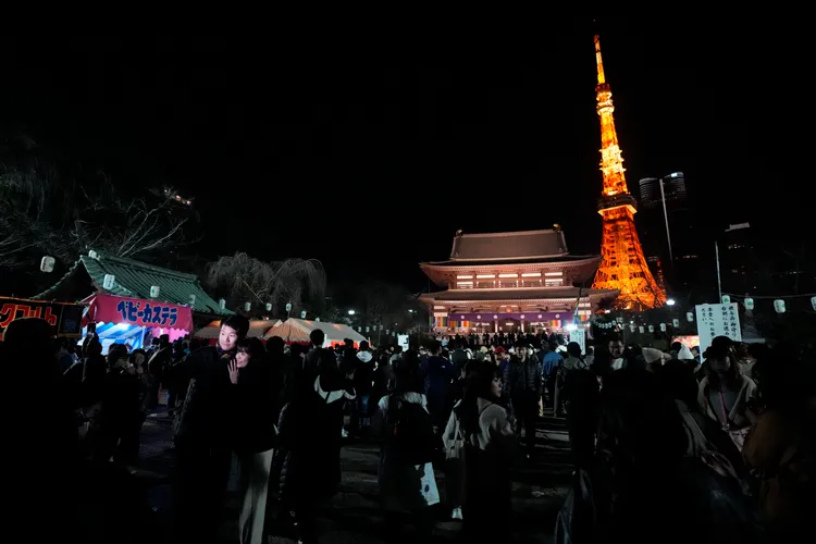 東京增上寺萬頭攢動。美聯社