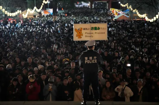 日本增上寺擠滿跨年人潮 108下鐘聲送舊年揮別煩惱