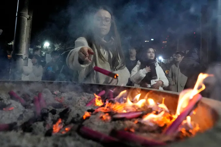日本民眾焚香祈福。美聯社