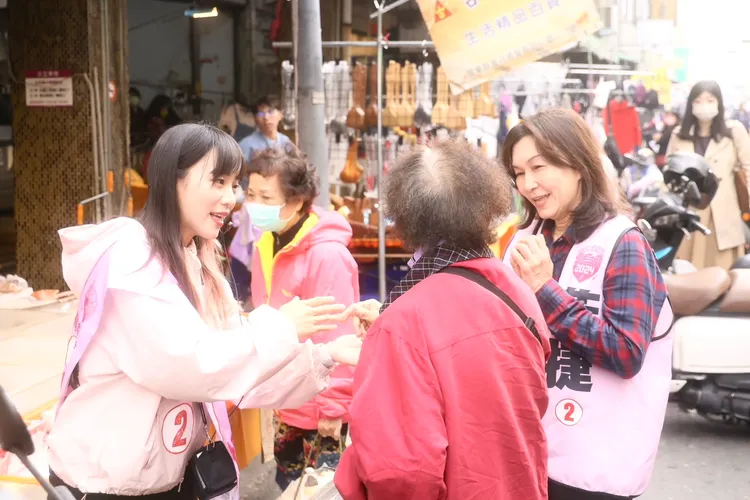 陳其邁妻子吳虹醫師陪同黃捷市場掃街，這也是吳虹在這次選舉中首次輔選行程。黃捷總部提供