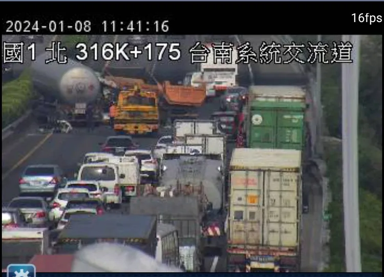 油罐車與一輛砂石車在國道上擦撞，車頭全毀。翻攝畫面