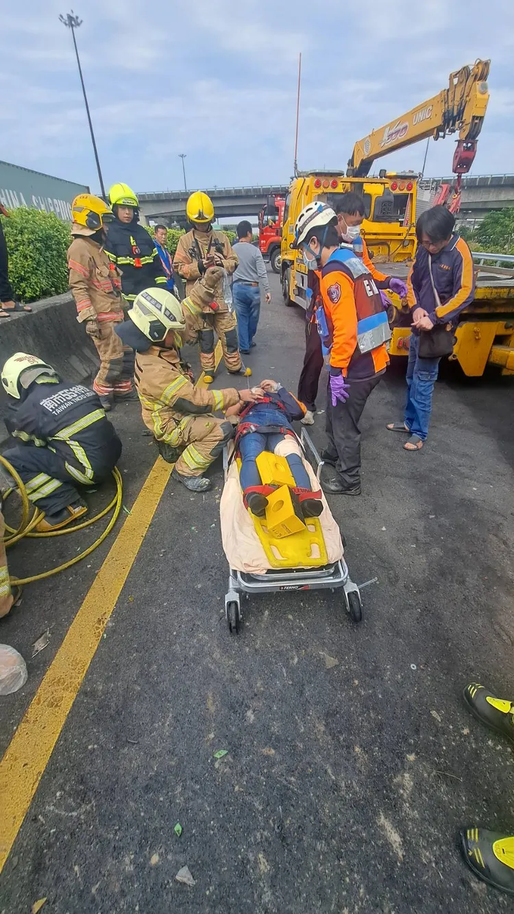 救援人員將受困的油罐車駕駛救出送醫。翻攝畫面